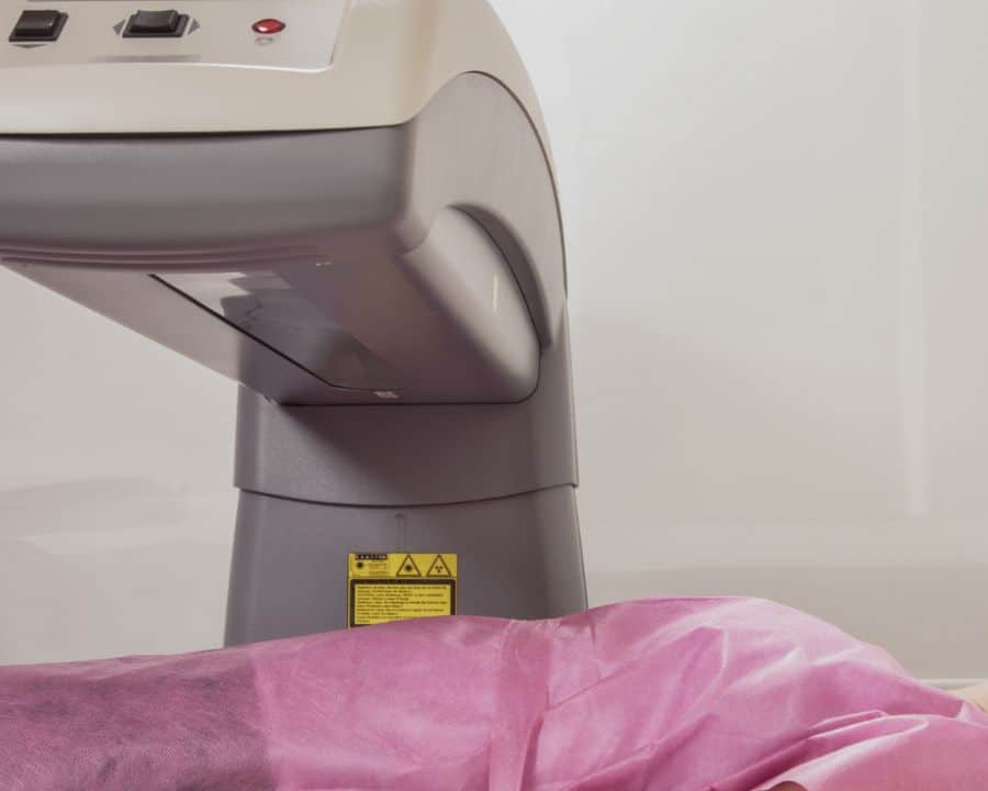 Densitometría ósea, una de las pruebas más útiles para conocer la densidad mineral ósea, en Hospital San Rafael.